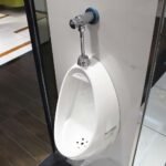 Bồn tiểu nam CAESAR U0221 treo tường, thoát ngang - Ảnh 4