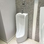 Bồn tiểu nam CAESAR U0296 đặt sàn, kèm van xả cảm ứng A640, thoát sàn - Ảnh 3