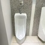 Bồn tiểu nam CAESAR U0296 đặt sàn, kèm van xả cảm ứng A640, thoát sàn - Ảnh 2