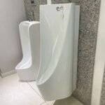 Bồn tiểu nam CAESAR UA0237 treo tường, kèm van xả cảm ứng A655B-RA, thoát ngang - Ảnh 2