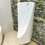 Bồn tiểu nam CAESAR UA0237 treo tường, kèm van xả cảm ứng A655B-RA, thoát ngang - Ảnh 4