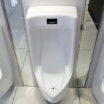 Bồn tiểu nam CAESAR UA0283 treo tường, kèm van xả cảm ứng A640, thoát ngang - Ảnh 2