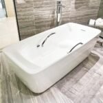 Bồn tắm TOTO PJY1724WHPWEN#MW/ TVBF412 đá cẩm thạch đặt sàn, có tay vịn, kèm ống thải TVBF412 - Ảnh 2