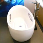 Bồn tắm TOTO PJY1814HPWE#MW đá cẩm thạch đặt sàn, có tay vịn - Ảnh 2