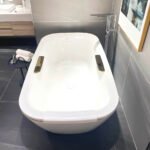 Bồn tắm TOTO NEOREST PJY1886HPWMGE#GW/ TVBF412 đá cẩm thạch đặt sàn, có tay vịn, kèm ống thải TVBF412 - Ảnh 3