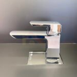 Vòi lavabo TOTO TLG02301B#PN nóng lạnh dòng GR mạ Nikel bóng ,cao 13cm - Ảnh 3